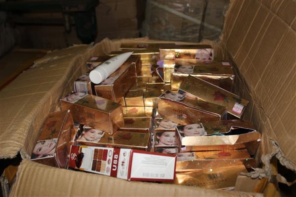 2208 boxes of face powder and lip stick were hiden in an imported shipment