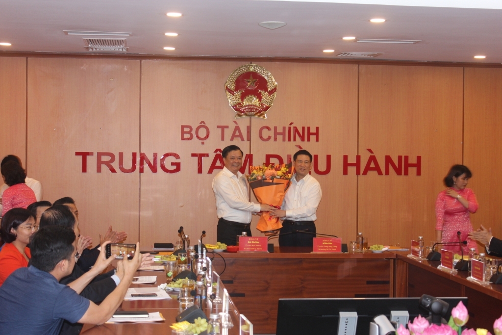 Handover of duty to new Minister of Finance Ho Duc Phoc