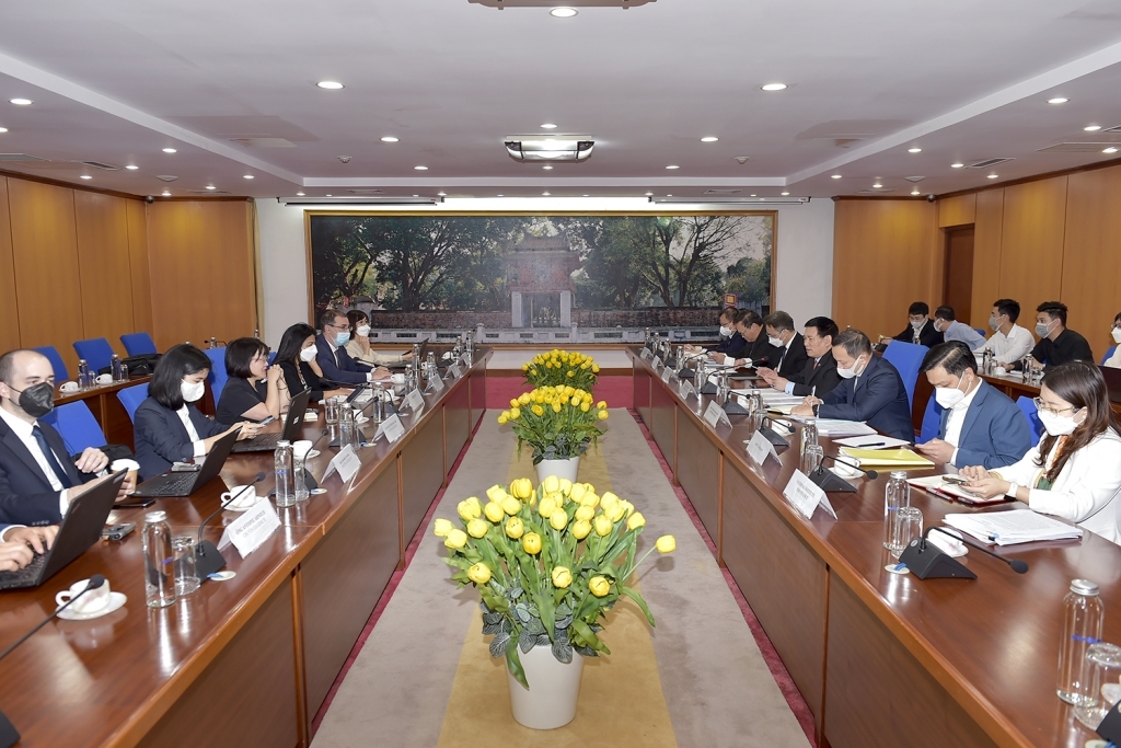 Minister Ho Duc Phoc works with delegation from IMF