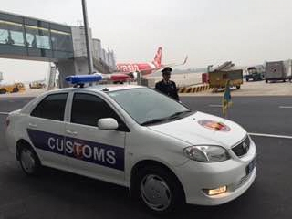 customs vehicles performing duties on the road route are entitled to priority