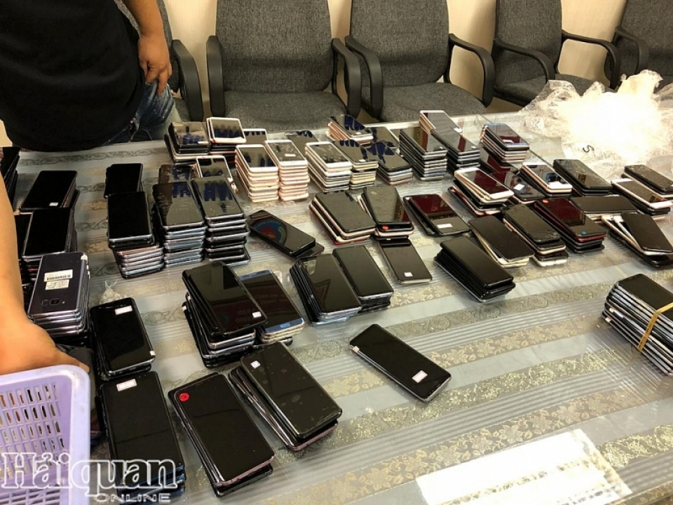 tan son nhat customs seized a huge mobile phone shipment