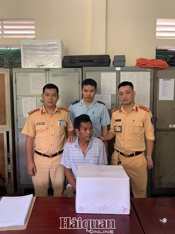 nghe an customs arrested a suspect transporting a huge volume of drugs