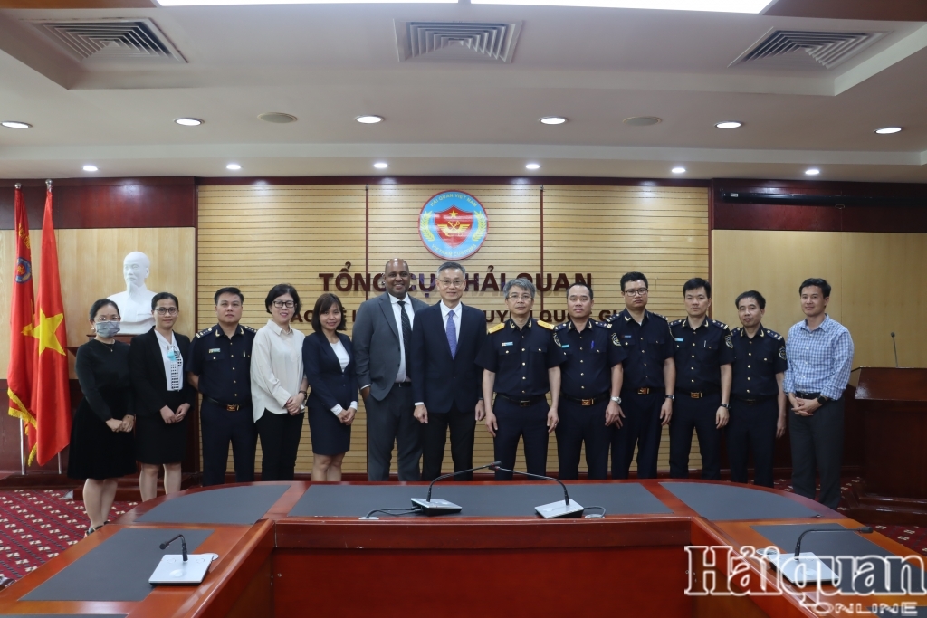 Deputy Director General of Vietnam Customs Mai Xuan Thanh works with IPV