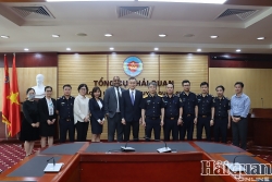 Deputy Director General of Vietnam Customs Mai Xuan Thanh works with IPV