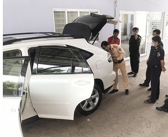 Suspected smuggled luxury car seized