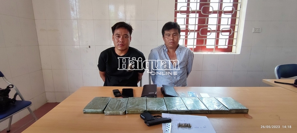 Tay Trang Customs arrested two suspects transporting 8 heroin packages