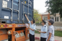 Quang Tri Customs closely controls imported pork