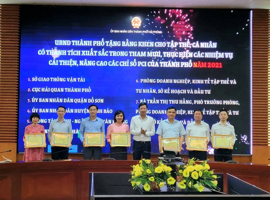 Hai Phong Customs receives Certificate of Merit for implementation of DDCI