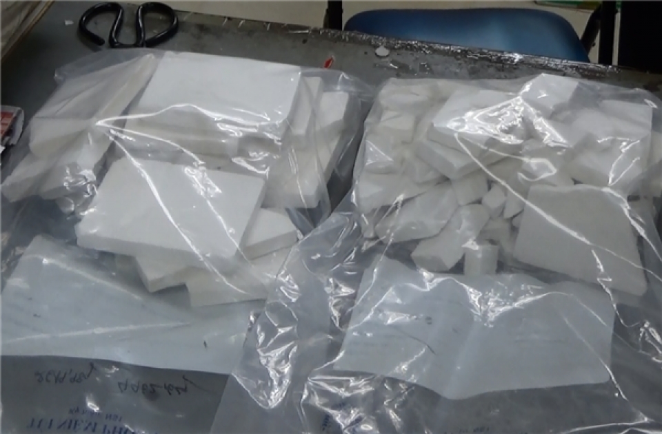 a women was arrested for trafficking 14 bars of heroine at tan son nhat international airport