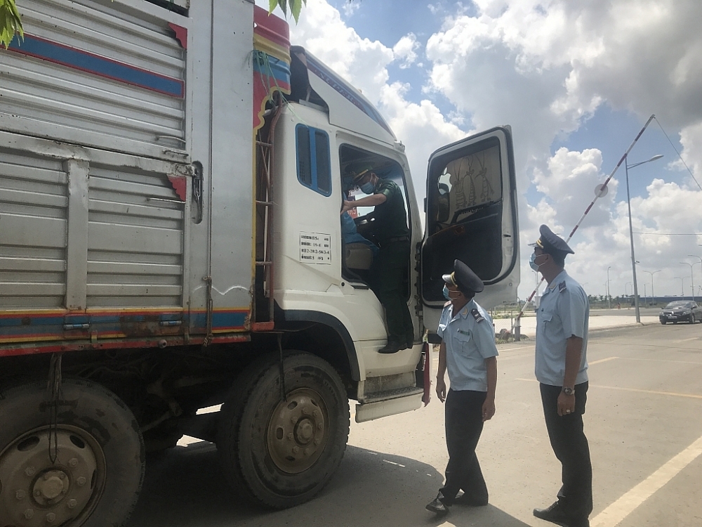 Number of vehicles through An Giang Border Gate surges