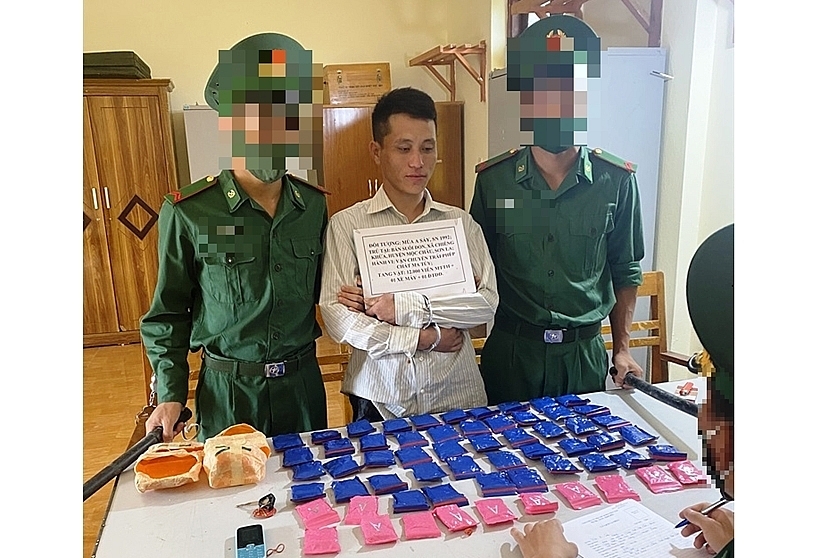 Long Sap Customs tackles case of transporting 12,000 tablets of synthetic drugs