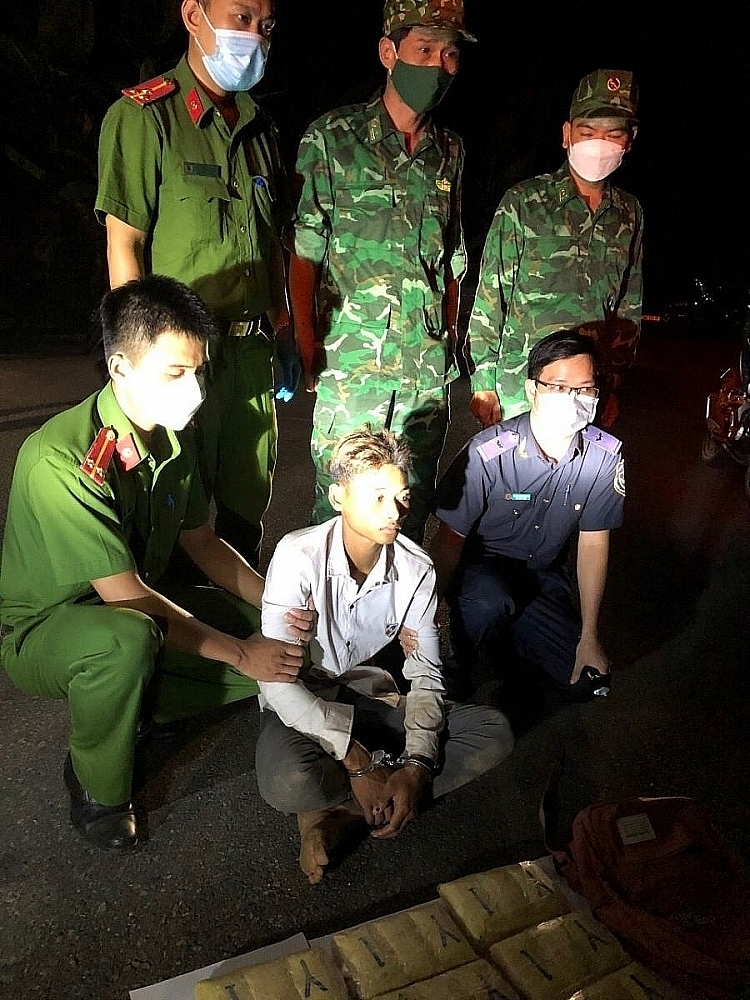 Preventing drugs in Quang Tri Border Gate