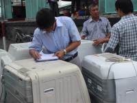 vietnam customs published on 2 customs officers who were arrested