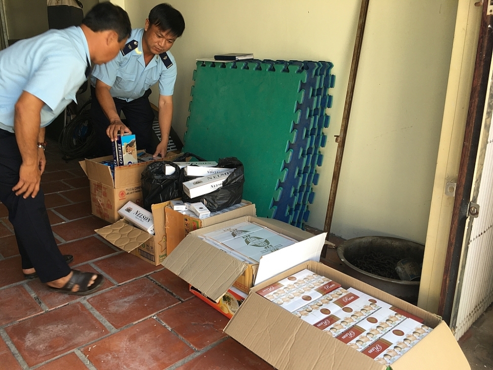 dong thap customs seizes cigarettes on river