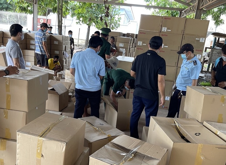 Binh Phuoc Customs seizes four containers of milk products and baby supplies