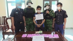 Ha Tinh Customs arrests a suspect transporting 1kg of Ketamine and 7,500 tablets of synthetic drugs