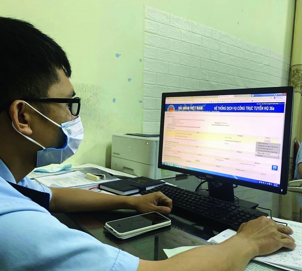 Ha Tinh Customs controls disease and ensures customs clearance