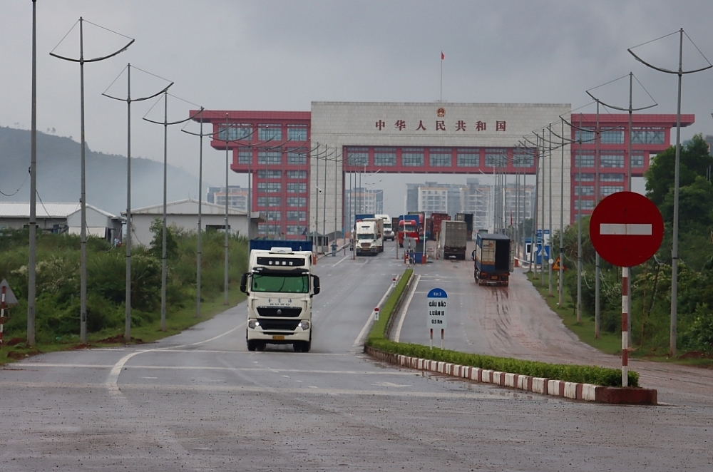 628 enterprises import and export goods across Mong Cai Border Gate
