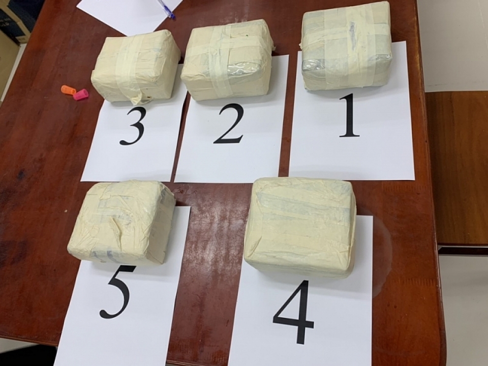cambodian woman arrested for transporting 5 kg of drugs at moc bai