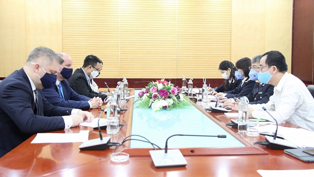 Deputy Director General Mai Xuan Thanh works with delegation of European Union to Vietnam