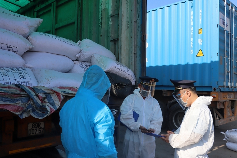 Quang Ninh Customs Department prevents smuggling under processing regime