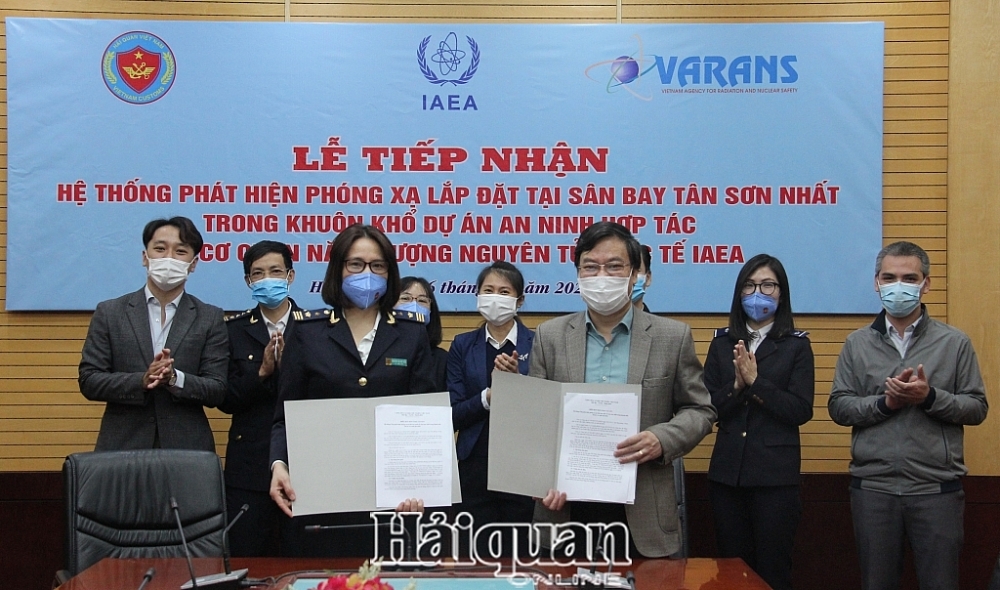 Vietnam Customs receives radiation detection system installed at Tan Son Nhat Airport