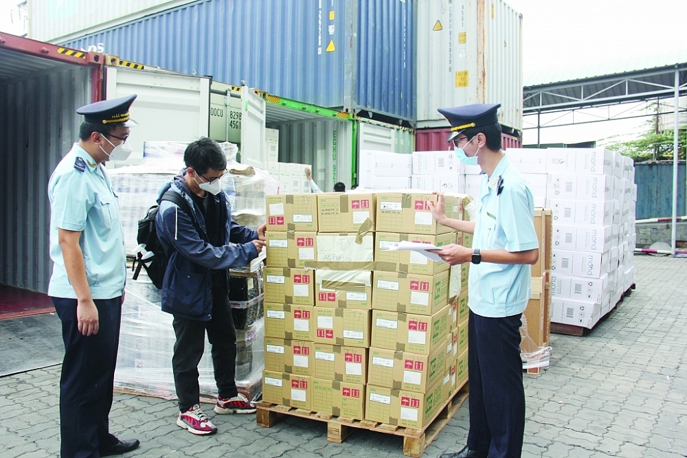 HCM City Customs expedites revenue collection in remaining months of year