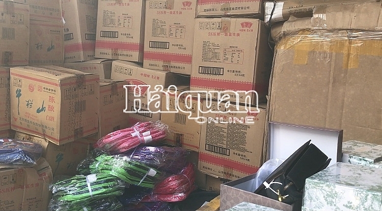 HCM City Customs seizes over 1,000 fake designer handbags and sneakers in transit shipment