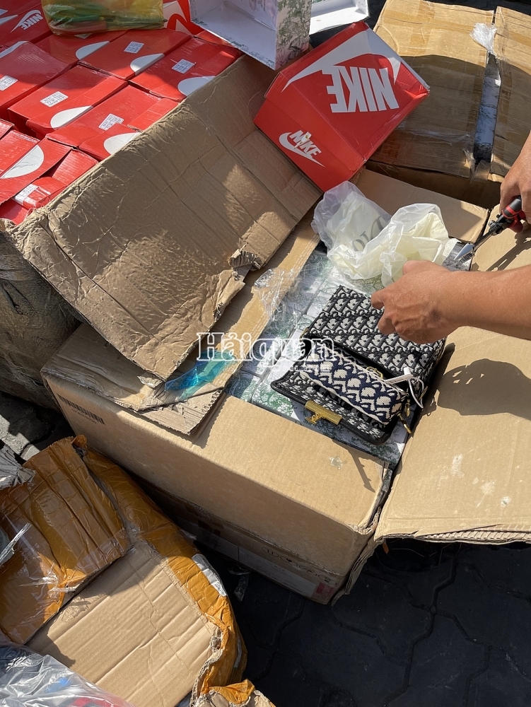 HCM City Customs seizes over 1,000 fake designer handbags and sneakers in transit shipment