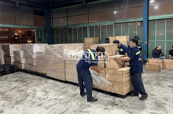 HCM City Customs seizes container of smuggled cigarettes worth over VND10 billion