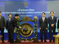 Minister Dinh Tien Dung struck the gong to open the first securities trading session of early  2018