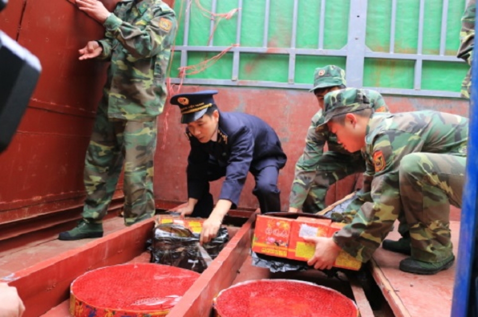 lang son customs drastically prevent smuggled firecrackers at the end of the year