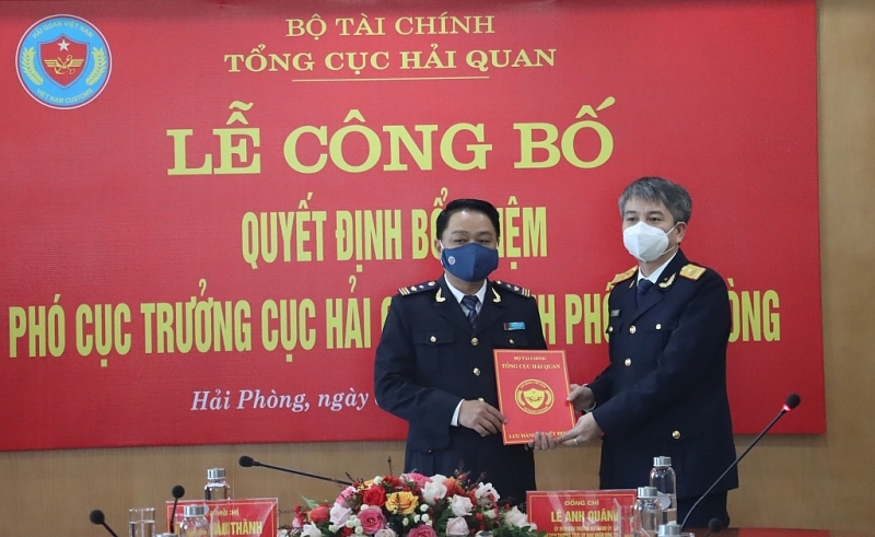 Deputy Director General of Vietnam Customs Mai Xuan Thanh awards the Decision to Tran Manh Hung