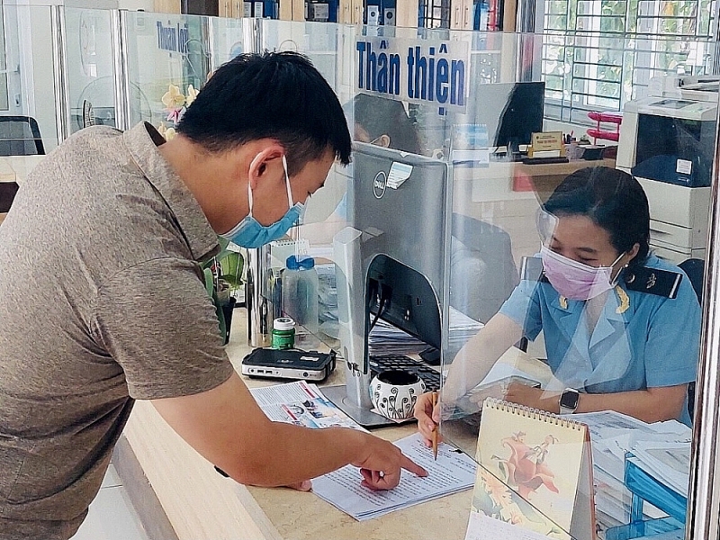 An officer of Da Nang Customs Department guides enterprises. Photo: Hong Vi