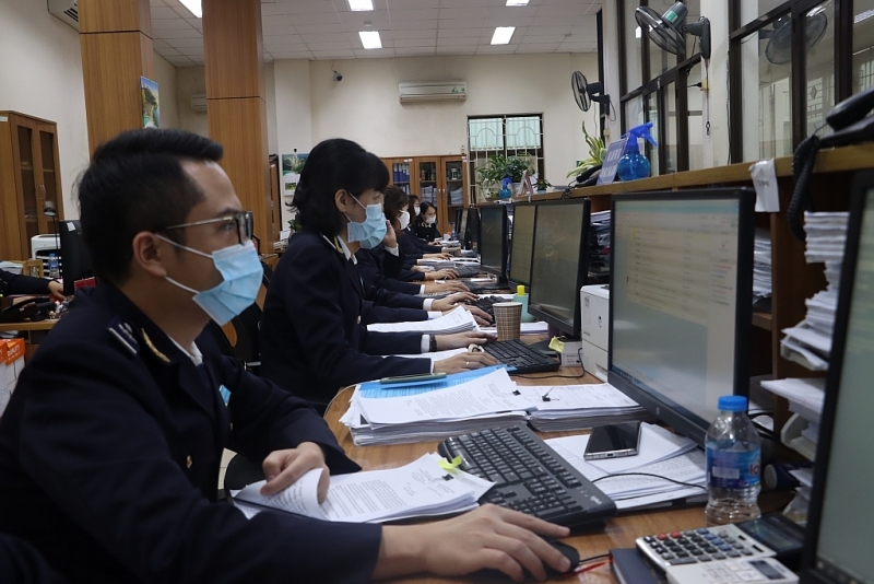 Customs officers of Hai Phong Customs Department at work. Photo: T.Binh