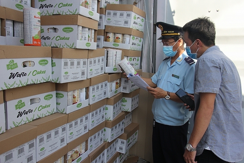 A Customs officer of HCM City Customs Department inspects imported goods. Photo: T.H