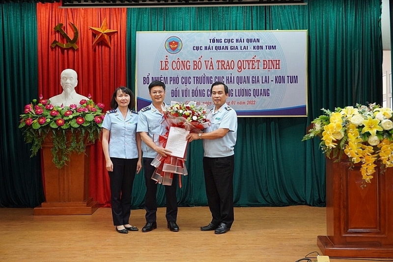 Mr. Hoang Luong Quang receives the decision and flowers from Director and Deputy Director of Gia Lai - Kon Tum Customs Department