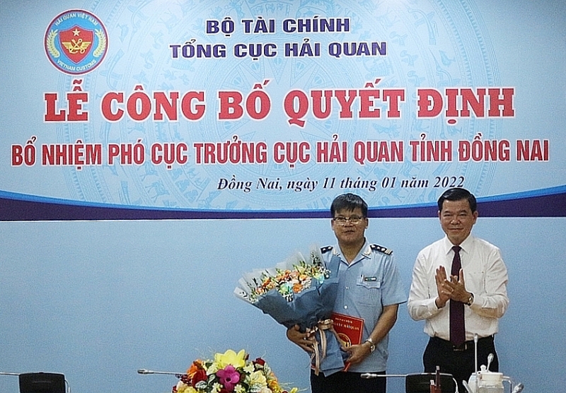 Secretary of the Dong Nai Provincial Party Committee Nguyen Hong Linh presents flowers to congratulate Le Thanh Van. Photo: N.H