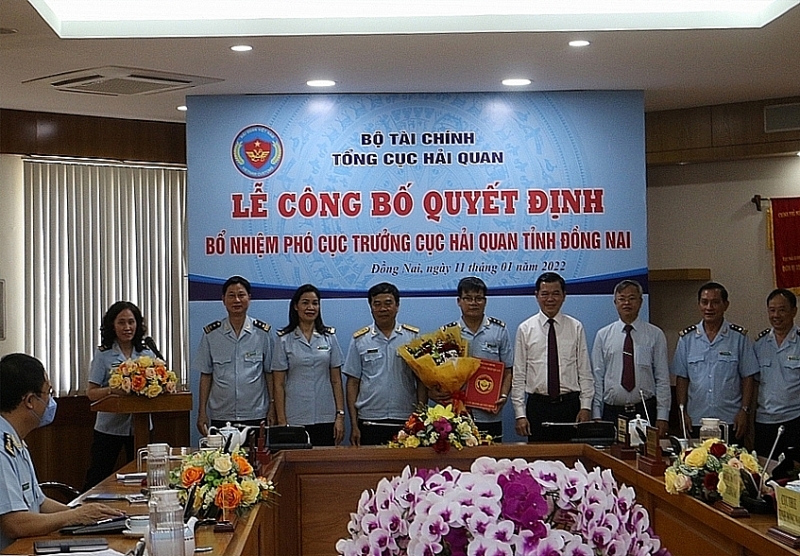Leaders of Dong Nai province, leaders of General Department of Customs and leaders of Dong Nai Customs Department congratulate Mr. Le Thanh Van. Photo: N.H