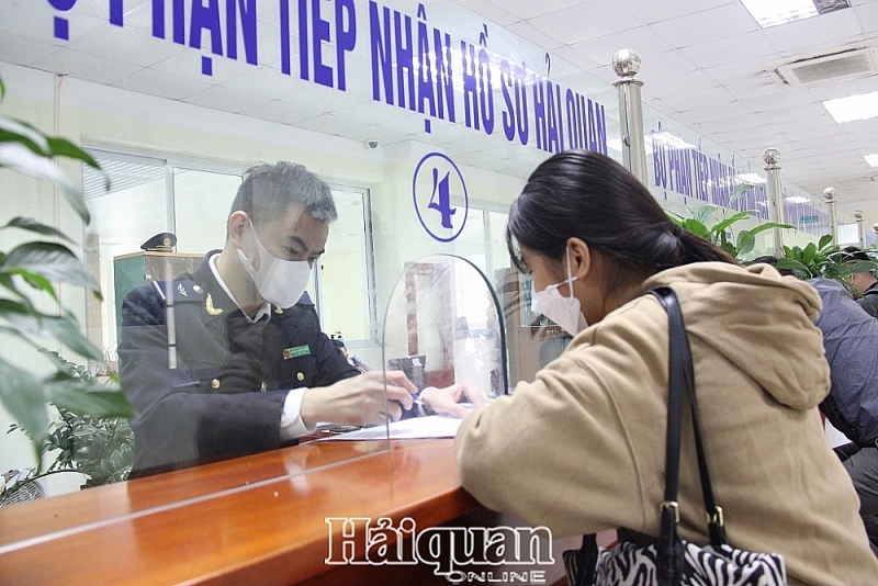 Chi Ma Customs officer guides enterprises to carry out customs procedures. Photo: H.Nu