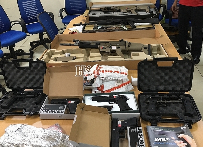 Guns transported by courier seized by Hanoi Customs. Photo: Ngoc Linh