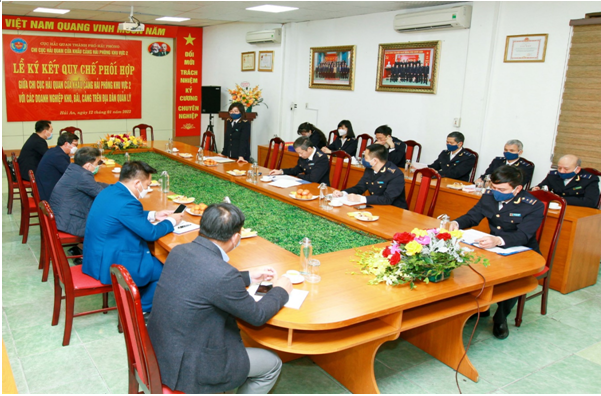 The signing ceremony held at the customs branch. Photo: Hai Phong port zone 2 Customs Branch