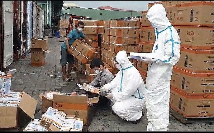 HCM City Customs conducts post-clearance inspection for suspicious shipments. Photo: T.H