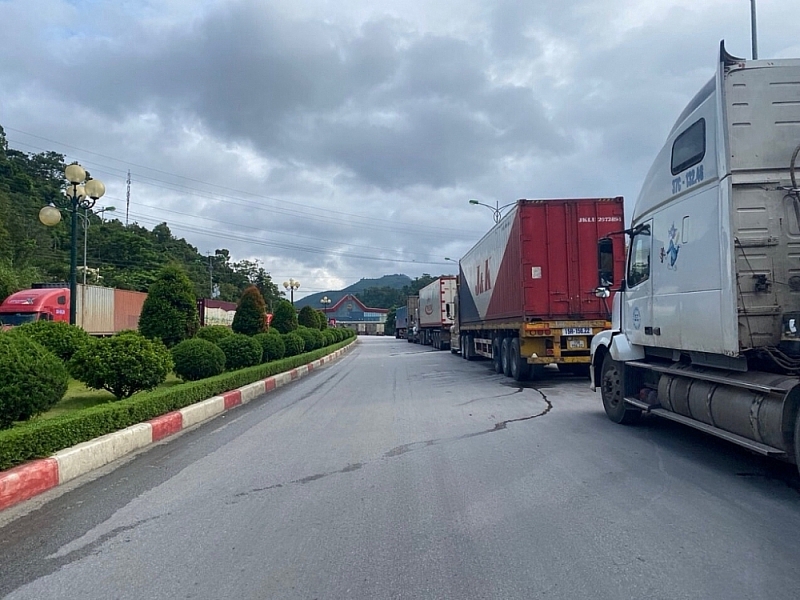 Trucks carrying import and export goods at Huu Nghi international border gate area. Photo: Danh Tung.