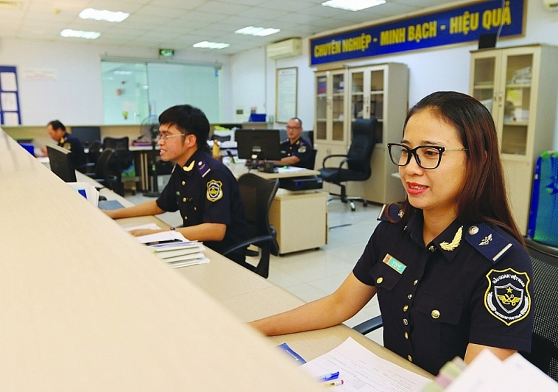 Customs officers of Yen Binh Customs Team, Thai Nguyen Customs Branch (Bac Ninh Customs Department) at work. Photo: Quang Hung