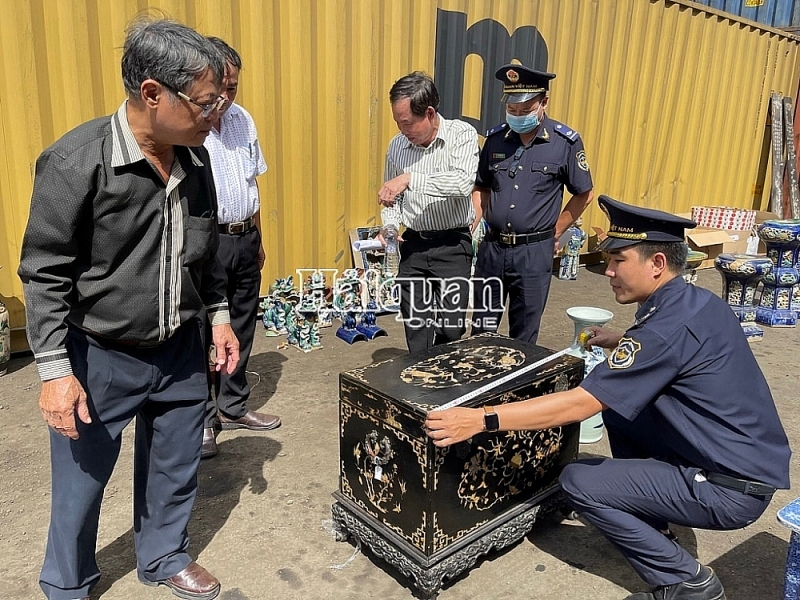 Customs officers of Saigon port area 4 inspect antiques