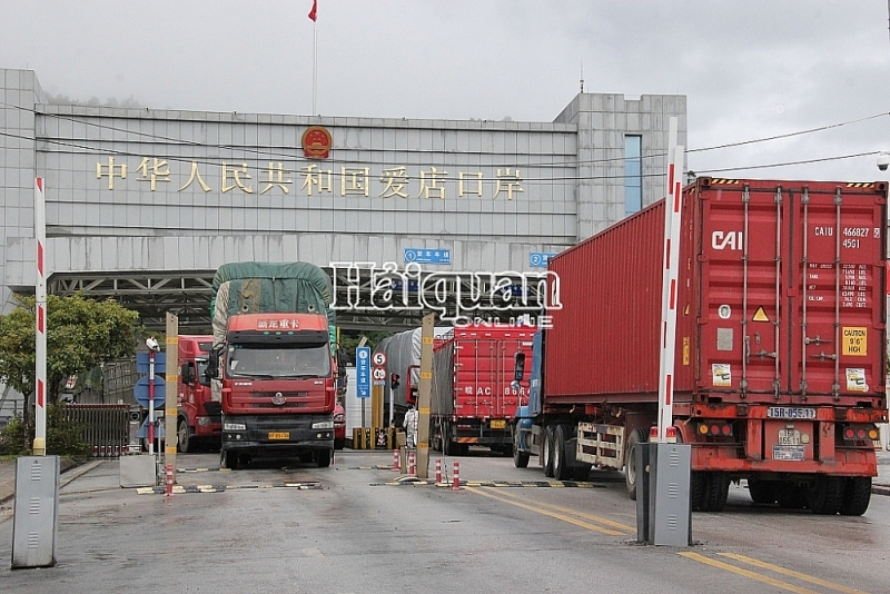 Customs clearance activities at Chi Ma border gate still take place normally. Photo: H.Nu