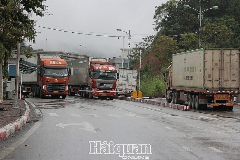 Import-export trucks passing through Huu Nghi international border gate were able to go straight through. Photo: H.Nu