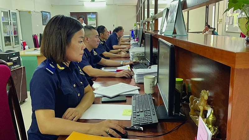 Customs officers at the Investment and Processing Customs Branch (aHa Noi Customs Department). Photo: N. Linh