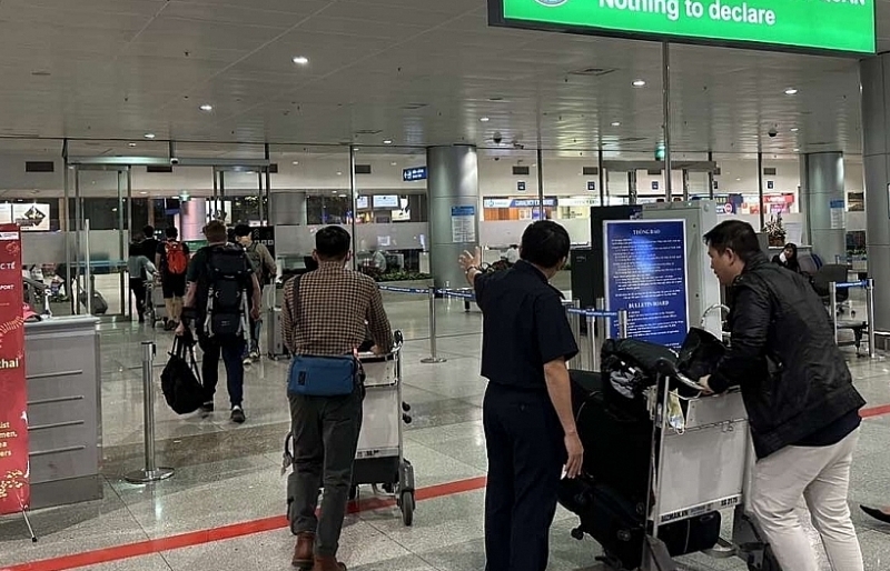 Tan Son Nhat International Airport Customs implements a program to support overseas nationals returning home to celebrate Tet